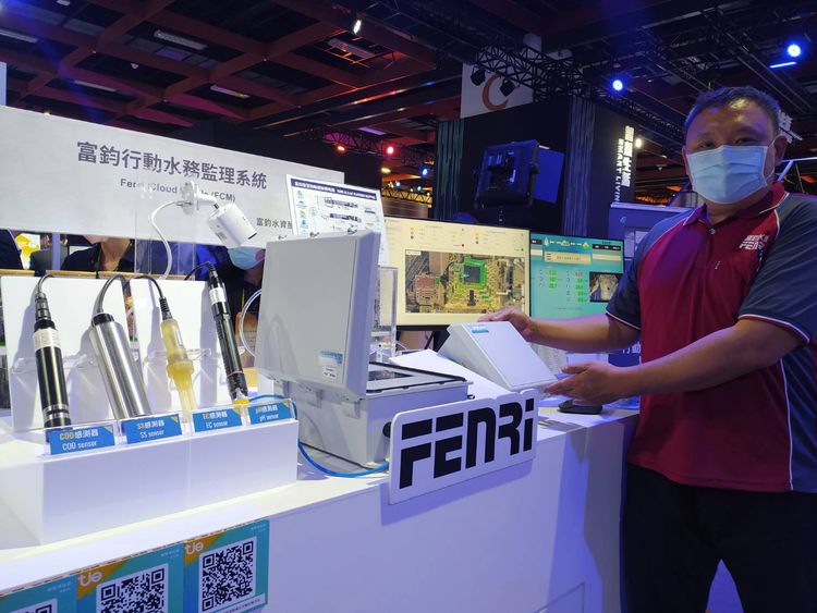 富鈞水資公司則在「創新領航館」秀出行動水務監理系統。許麗珍攝，