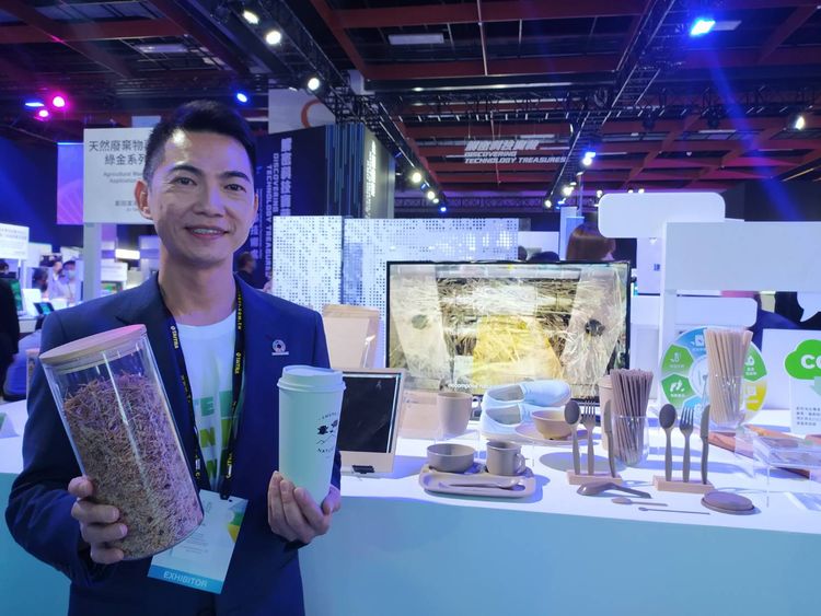 鉅田潔淨執行長黃千鐘表示，他們將甘蔗渣、咖啡渣等農業廢棄物，再製成可重複使用的餐具、食品容器等產品。許麗珍攝