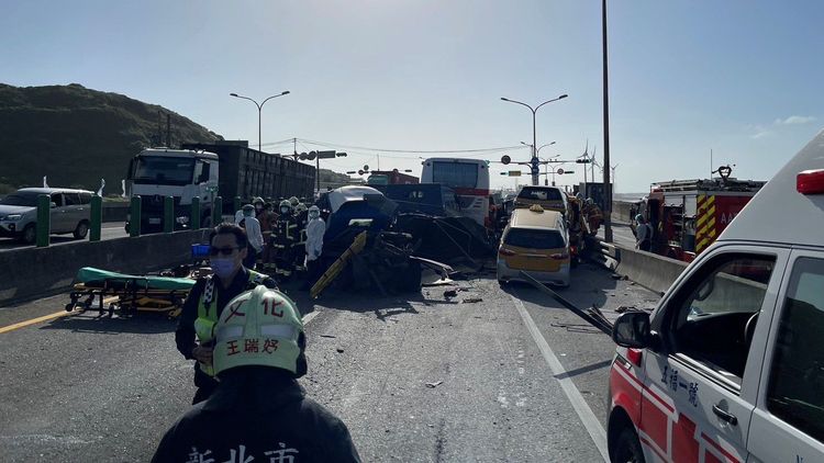 事故造成台61線南下車道全部受阻。林口警分局提供