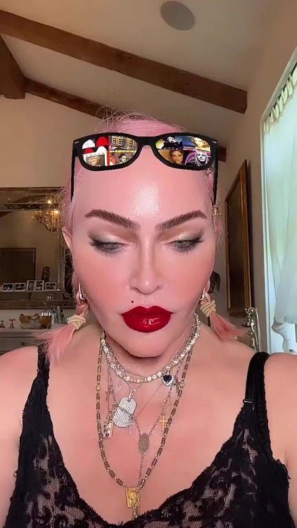 瑪丹娜在IG秀新照，雖然皮膚光滑卻令人有一點恐懼。翻攝瑪丹娜IG