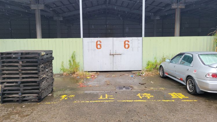 6名少年帶被害少年，到台灣煙酒公司竹南製瓶廠旁空地施暴。民眾提供