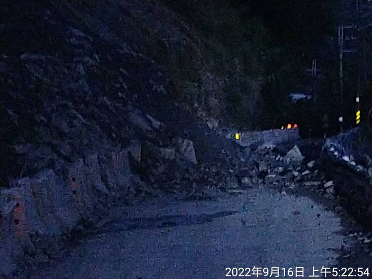 今日清晨5時許巡路人員發現靈甫橋前又有落石阻路。民眾提供