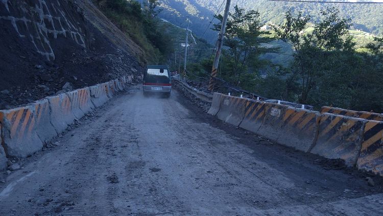 落石清除後仍有落石掉落，車輛強行通過非常危險。民眾提供