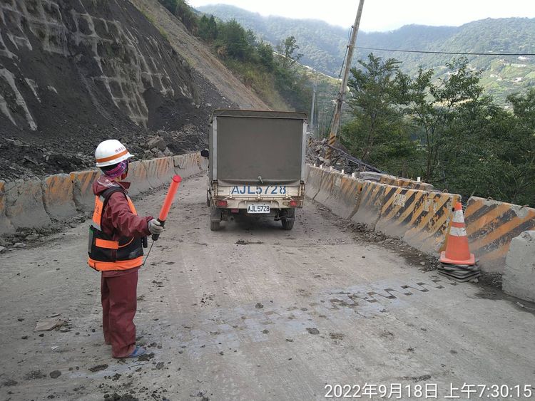 清出一條道路後先行讓居民先行通過。民眾提供