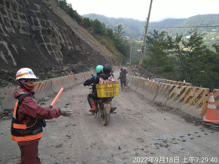 現場管制人員也幫忙疏導交通。民眾提供