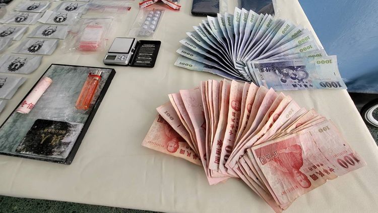 花蓮警方破獲毒咖啡包販賣案，逮2名嫌犯送辦。警方提供