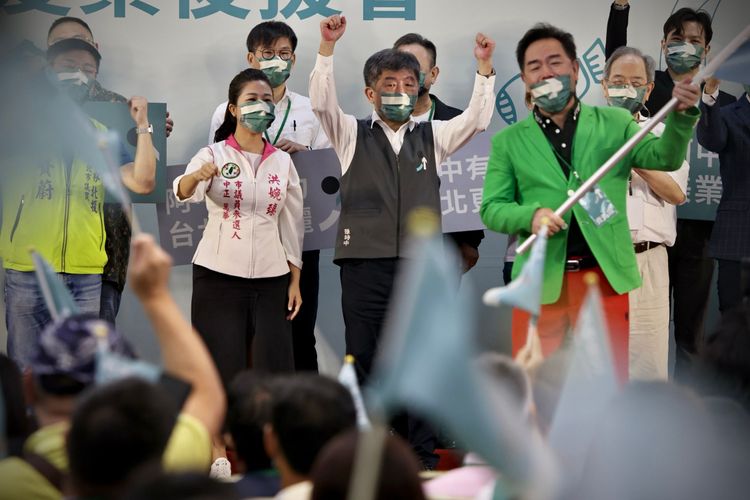 陳時中（中）提出的政見包含增設高齡族群。林林攝