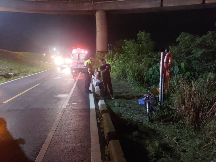 警消在河堤發現陳男腳踏車。翻攝畫面