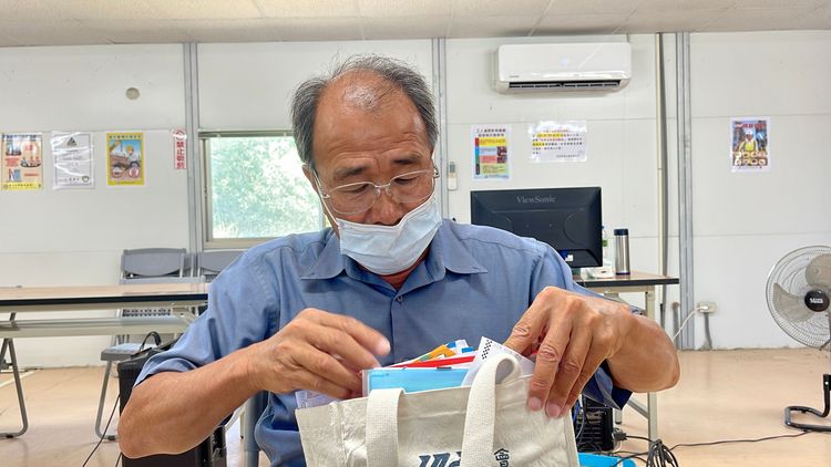 仟佑營造公司董事長王子學拿出一大疊支付款項的資料。古和純攝