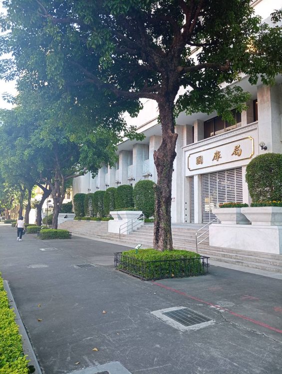 中央銀行的駐衛警今天下午墜樓身亡。民眾提供