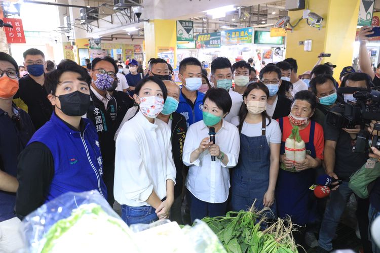 盧秀燕細心解說全國最大公有市場建國市場獲得經濟部評比最多星獎的努力，高虹安認真取經要帶給新竹市果菜市場參考。曾雪蒨攝