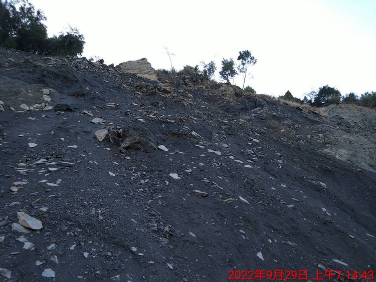 目前現場土石約有3/4面積位移，隨時會有在崩塌的危險。民眾提供