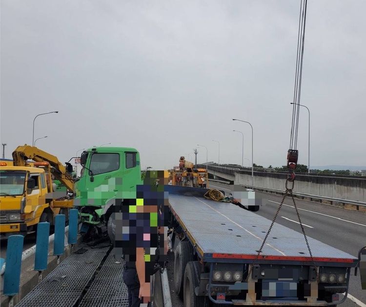 蘇男駕曳引車撞護欄。民眾提供