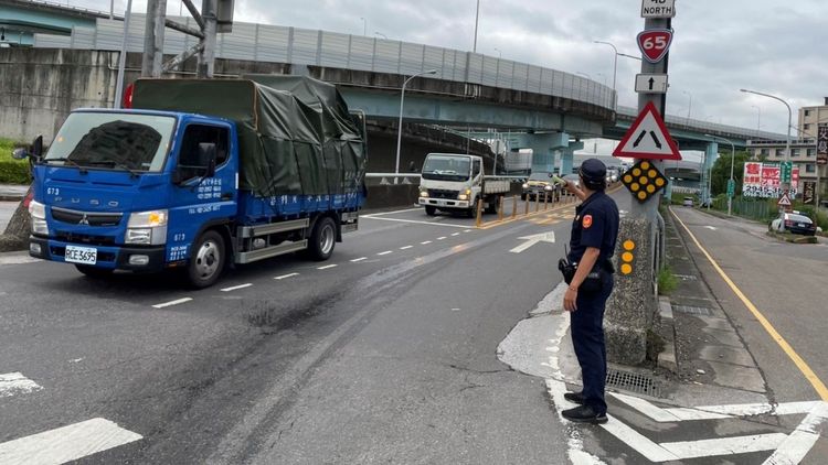 土城警方在台65匝道口疏導交通。土城警分局提供