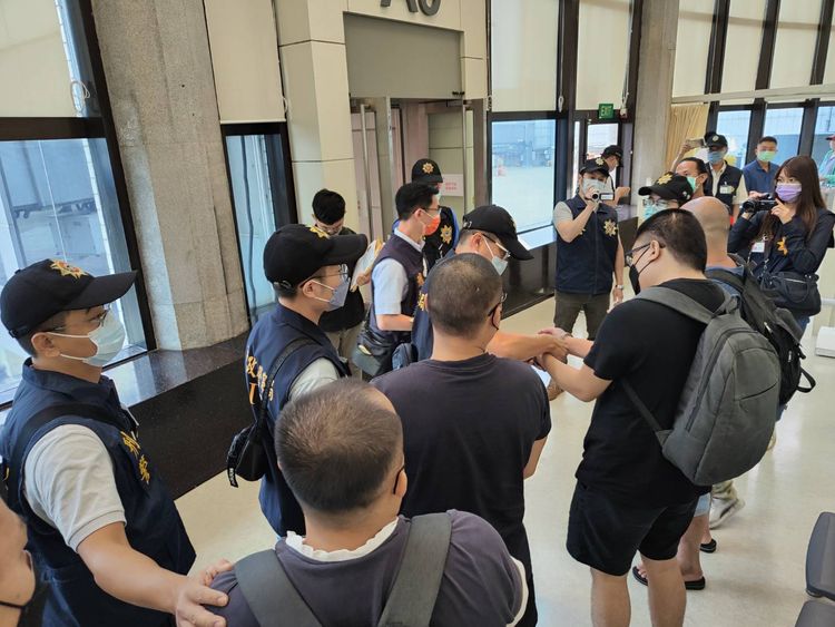 11名台灣通緝犯先搭乘漁船逃往越南，再經陸路偷渡至柬埔寨西港地區。翻攝畫面