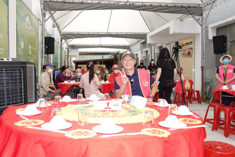 謝祖武辦桌讓長輩過中秋。陳德興攝