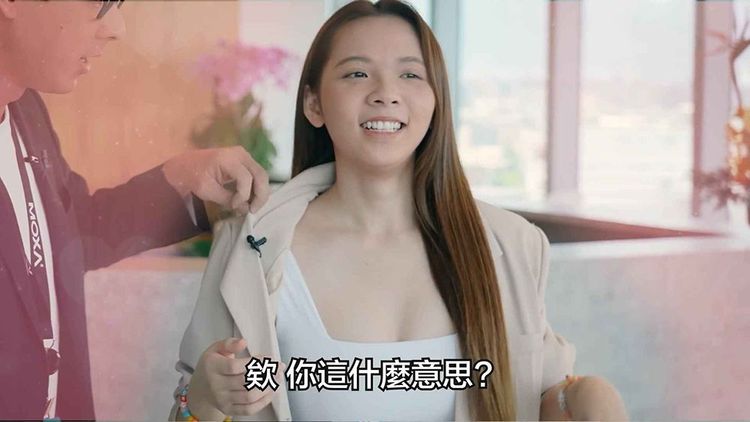 阿滴檢查妹妹的服裝。翻攝自阿滴YouTube