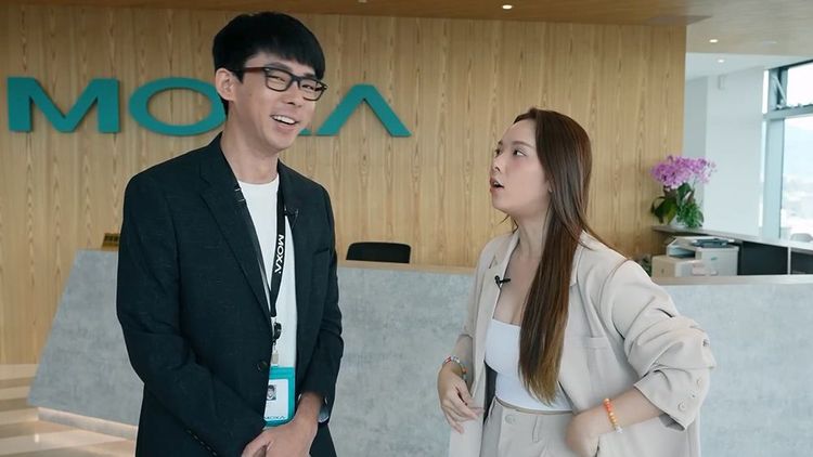 滴妹表示自己體驗當OL，所以選擇了專業、好看的服裝。翻攝自阿滴YouTube