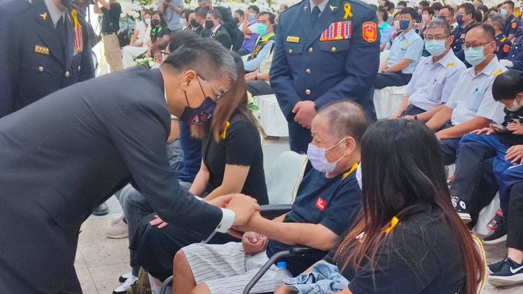 內政部長徐國勇安慰家屬。警方提供