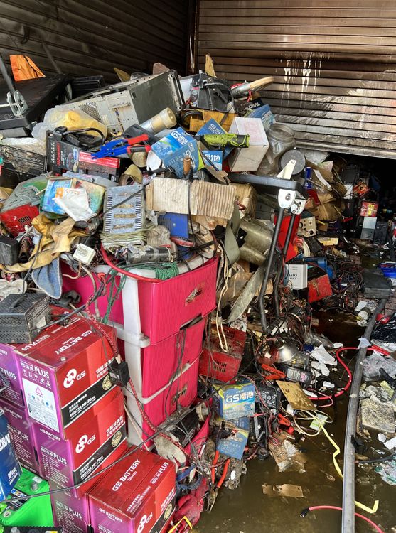 火警現場電瓶等物阻逃生。民眾提供