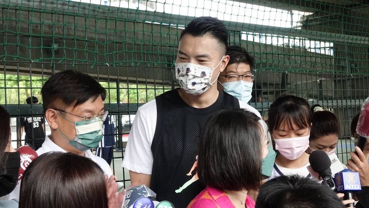 陳信安（中）回應，自己還是打球就好，不參與政治。莊宗達攝