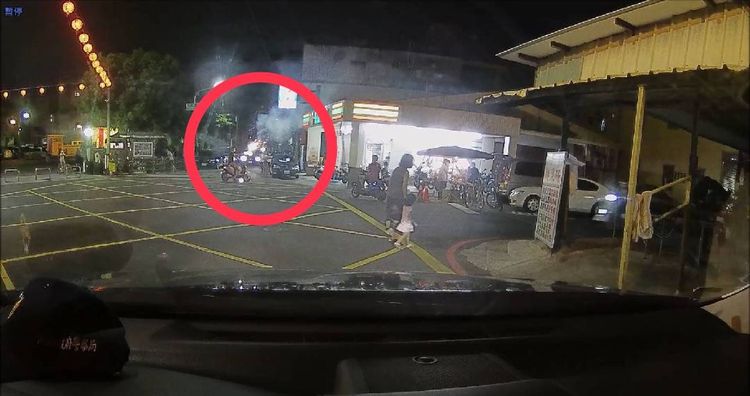 警方看到吳姓男子手拿點燃的煙火騎車，立刻上前攔查。讀者提供