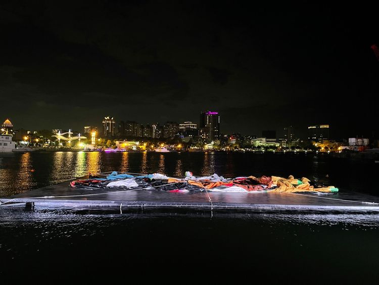 巨型氣球充氣過程破裂，暫時消風。台南觀旅局提供