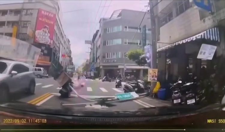 員林市中山南路與南昌路口的紅綠燈交通號誌斷裂倒塌，砸傷陳姓女機車騎士。資料照片