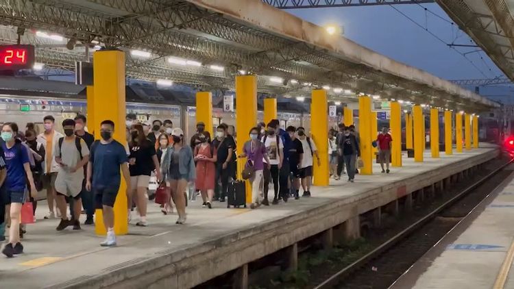 彰化火車站月台擠滿旅客。孫英哲攝