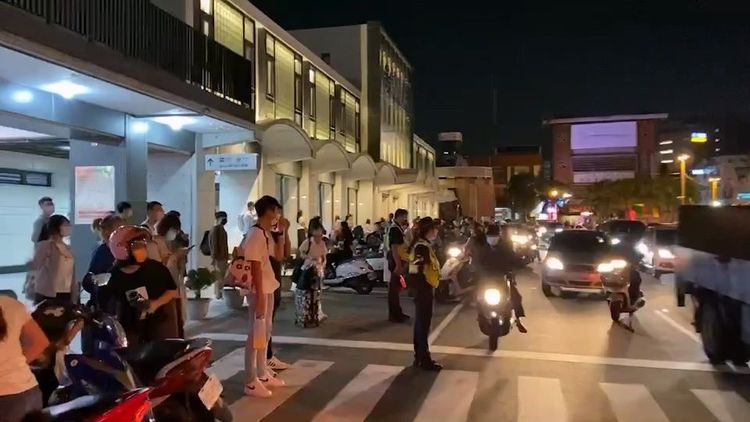 連假前火車站擠滿人潮。孫英哲攝