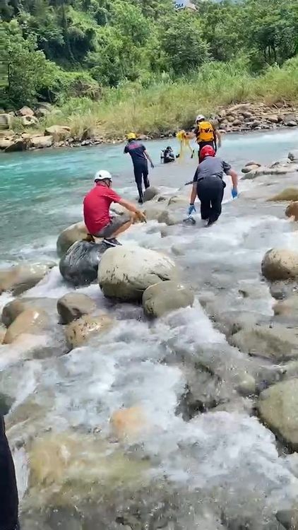 警消人員在現場搜尋溺水的移工。民眾提供
