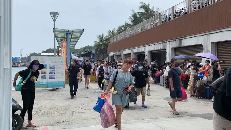 往返小琉球、東港的航班，明天僅有琉興公司行駛上午7時的首班船往東港。讀者提供