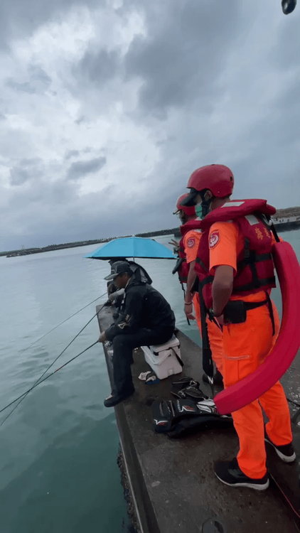 颱風逐漸增強，海巡人員勸離釣客。讀者提供