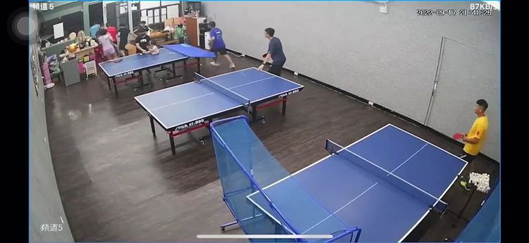 桌球館內的民眾感覺搖晃立即往外逃。民眾提供