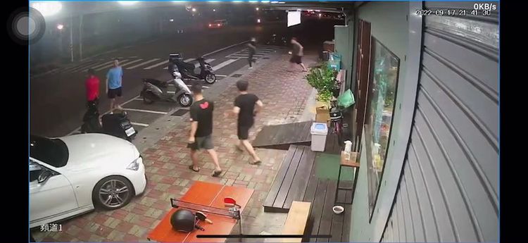 桌球館內的民眾竄逃。民眾提供