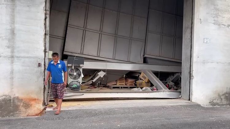 台東發生強震，位於震央的關山鎮，一家碾米廠貯存槽及乾燥設備全被震垮，損失慘重。讀者提供
