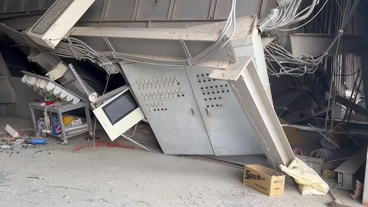 碾米廠設備被壓垮受損。讀者提供