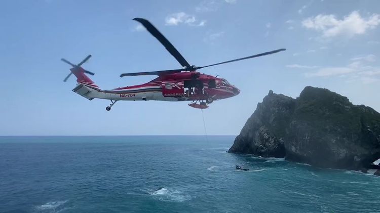 空勤直升機接運受傷婦人送醫。讀者提供