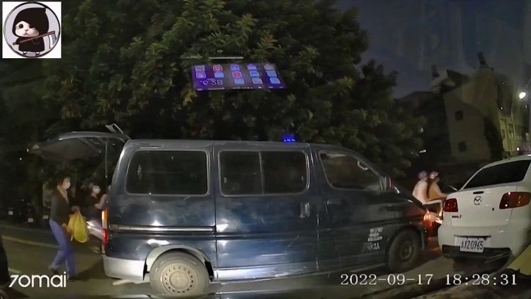 歐巴桑將廂型車違停巷口，無視他人眼光淡定搬貨。翻攝「社會事新聞影音」