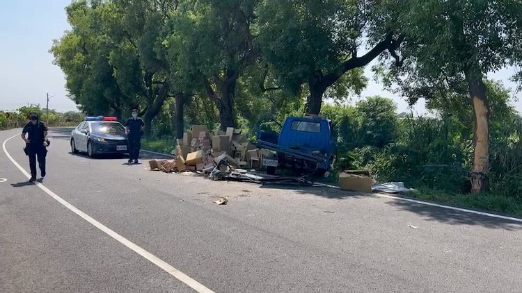 肇事貨車連撞兩株路樹，運的貨品散落一地。民眾提供