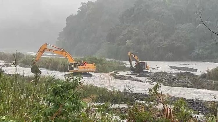 天色漸暗，擔心山區雨勢再起危及受困民眾安全，警消緊急以2部怪手接力將受困民眾運出。讀者提供
