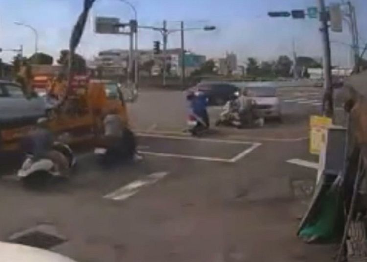 廂型車疑要左轉撞上兩部機車。翻攝臉書社團「我愛鹿港小鎮」