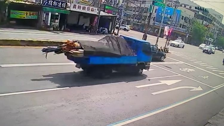 掉落建材的貨車。民眾提供