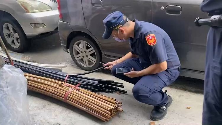 掉落物主要為長條狀壓條等建材。民眾提供