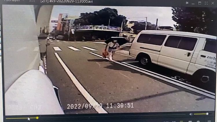 阿嬤穿越馬路未走斑馬線。民眾提供