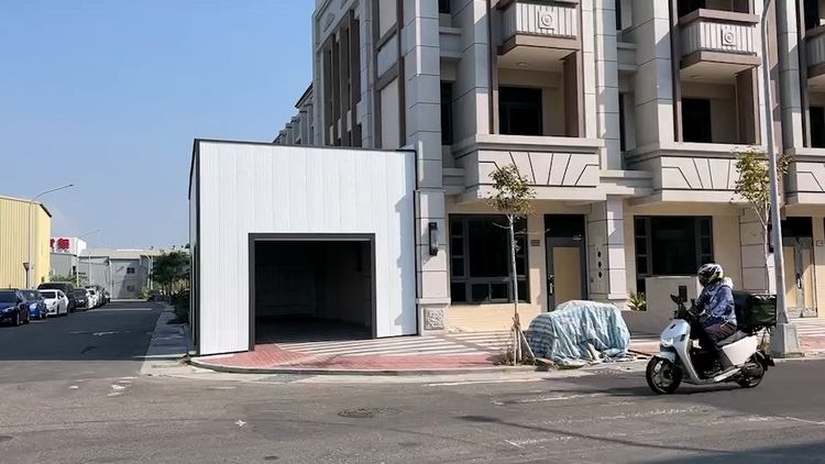 超狂車庫違建竟是蓋在人行道上。民眾提供