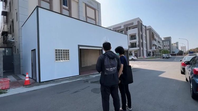 超狂車庫違建竟蓋在人行道。民眾提供