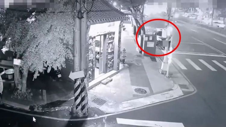 王男與女友開車到現場，林男靠近車窗，雙方在路邊協商債務。翻攝畫面