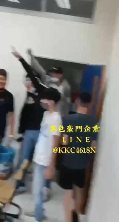 一旁同學見狀還起鬨。翻攝黑色豪門企業