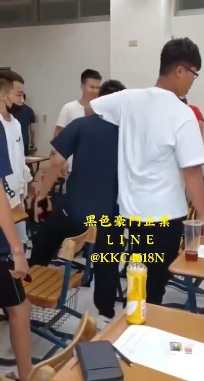 男同學一度要被眾人架走。翻攝黑色豪門企業
